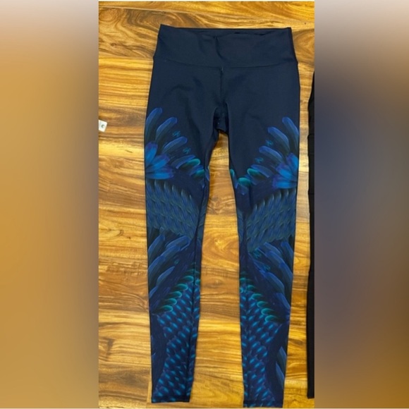 Alo Yoga Navy Blue Floral Leggings
Very good condition size XS - Picture 3 of 5